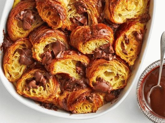 Budincă de pâine cu ciocolată și croissanturi