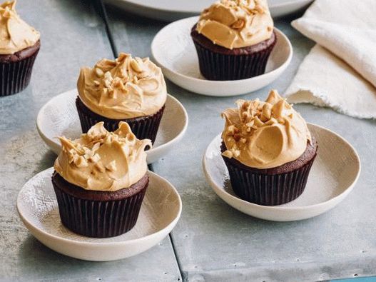 Cupcakes cu ciocolată foto cu îngheț de arahide