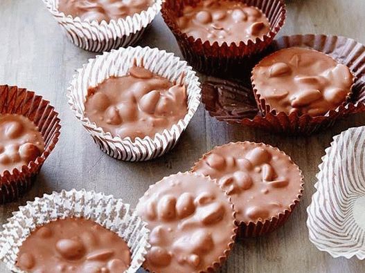 Foto cu bomboane de ciocolată într-un aragaz lent