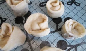 " ></li>
<li>Se fierbe găluște, se toarnă sosul pe farfurii și se pune găluște.  <img src="/wp-content/uploads/images/shokoladnie_pelmeni_v_mangovom_souse_foo_4.jpg"alt=