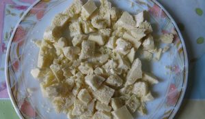  " ></li>
<li>Rulează aluatul și taie cercurile.  <img src="/wp-content/uploads/images/shokoladnie_vareniki_s_yagodami_foo_8.jpg"alt=