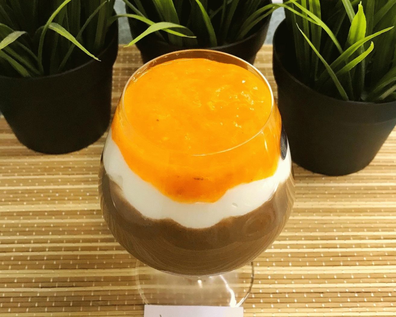  " ></p>
<ul>
<li>
<p>Timp de gătit </p>
<div id="toc_container" class="no_bullets"><p class="toc_title">Contents</p><ul class="toc_list"><ul><li><ul><li><a href="#1_ora"><span class="toc_number toc_depth_3">0.0.1</span> 1 oră </a></li><li><a href="#Farfurie_medie"><span class="toc_number toc_depth_3">0.0.2</span> Farfurie medie </a></li><li><a href="#220kcal"><span class="toc_number toc_depth_3">0.0.3</span> 220kcal </a></li><li><a href="#reteta"><span class="toc_number toc_depth_3">0.0.4</span> rețetă </a></li></ul></li><li><a href="#Hai_sa_incepem"><span class="toc_number toc_depth_2">0.1</span> Hai să începem! </a></li></ul></li><li><a href="#Ingredientele"><span class="toc_number toc_depth_1">1</span> Ingredientele </a><ul><li><a href="#O_treaba_grozava"><span class="toc_number toc_depth_2">1.1</span> O treabă grozavă </a></li></ul></li><li><a href="#pasi"><span class="toc_number toc_depth_1">2</span> pași </a><ul><li><ul><li><ul><li><a href="#Cuvinte_cheie"><span class="toc_number toc_depth_4">2.0.0.1</span> Cuvinte cheie: </a></li></ul></li></ul></li></ul></li></ul></div>
<h4><span id="1_ora"><time>1 oră </time></span></h4>
</li>
<li>Dificultate la rețetă<br />
<h4><span id="Farfurie_medie">Farfurie medie </span></h4>
</li>
<li>Valoarea energetică<br />
<h4><span id="220kcal">220kcal </span></h4>
</li>
<li>evaluare </li>
<li>
<h4><span id="reteta">rețetă </span></h4>
</li>
</ul>
<p>Mousse de ciocolată uimitor de delicioasă gătită acasă cu persimmon, nu va lăsa pe nimeni indiferent! </p>
<p><iframe style=