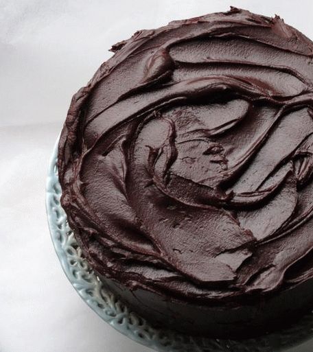 Foto cu tort de ciocolată cu fondant