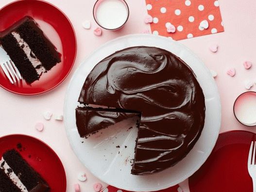 Tort de ciocolată foto cu cremă de caș și cireșe