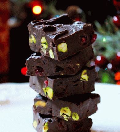 Dulciuri și prăjituri cu ciocolată cu fistic (fudge)