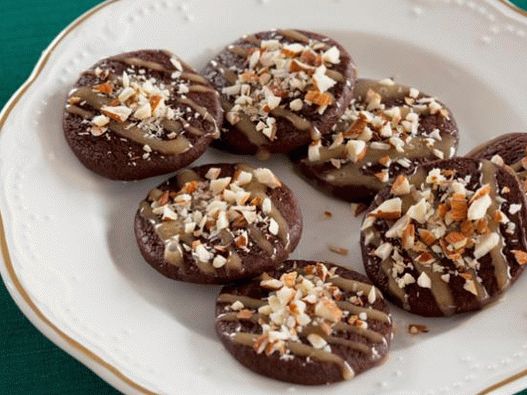 Biscuiți de ciocolată foto cu caramel și migdale