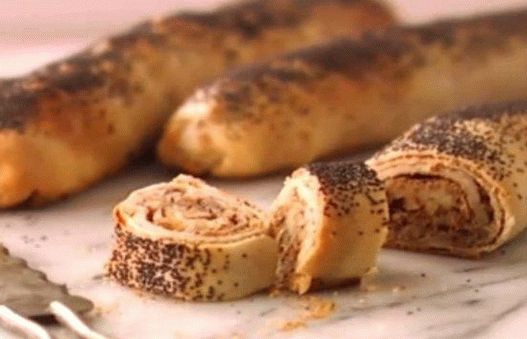 Foto de strudel cu brânză brună și nuci