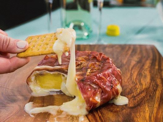 Fotografie cu brânză brie la grătar cu ananas învelit în slănină