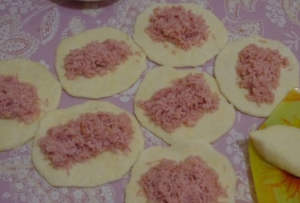  " ></li>
<li>Rotiți ușor aluatul cu umplutura din interior pentru a se forma tortilla.  Puteți adăuga un alt fel de brânză în interiorul tortilelor, apoi gustul va fi mai bogat. </li>
<li>Întindeți prăjiturile pe o tigaie cu ulei. Vom prăji la foc mic sub capac, asigurați-vă că prăjiți prăjituri pe ambele părți. </li>
</ol>
<h5><span id="Cuvinte_cheie">Cuvinte cheie: </span></h5>
<ul>
<li>șuncă </li>
<li>tort plat </li>
<li>brânză </li>
</ul>
</p><script>
if (typeof jsInputerLaunch === 