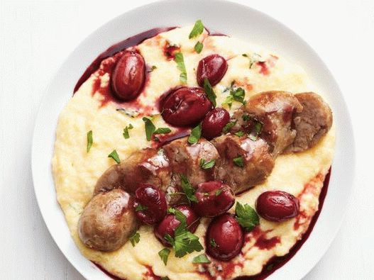 Polenta de brânză foto cu cârnați și sos de struguri