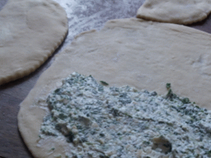  " ></li>
<li>Prăjiți prăjiturile într-o tigaie uscată, la foc mic, peste 3 minute pe fiecare parte.  <img src="/wp-content/uploads/images/sirnie_lepeshki_so_shpinatom_i_tvorogom_foo_4.png"alt=