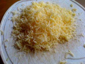  " ></li>
<li>Adăugați brânza în farfurie și amestecați până la neted. primești aluat lipicios. </li>
<li>Cu mâinile ude, turnăm bilele și le punem pe o farfurie, care am stropit cu faina.  Rotiți toate bilele în făină. </li>
<li>Prăjește în grăsime adânc.  Nu este nevoie să le predați.  Uleiul ar trebui să fie suficient pentru ca bilele să plutească. </li>
<li>Ne luăm vasul terminat, îl punem pe un șervețel și apoi mai departe farfurie, decorați.  Bon pofta! </li>
</ol>
<h5><span id="Cuvinte_cheie">Cuvinte cheie: </span></h5>
<ul>
<li>snacks-uri </li>
<li>la amiaza </li>
<li>Masă de sărbători </li>
<li>brânza </li>
</ul>
</p><script>
if (typeof jsInputerLaunch === 