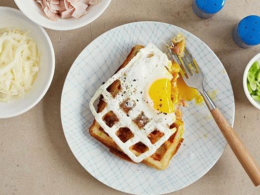 Foto Waffles cu brânză cu ou