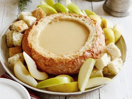 Foto fondue de brânză și bere într-un bol de pâine