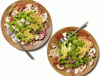 Foto cu șuncă la cuptor cu legume murate și chipsuri de brânză