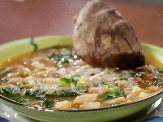 Foto Minestrone sănătoasă și sănătoasă cu trei tipuri de leguminoase