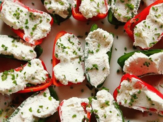 Foto Ardei dulci și fierbinți umplute cu brânză cremă