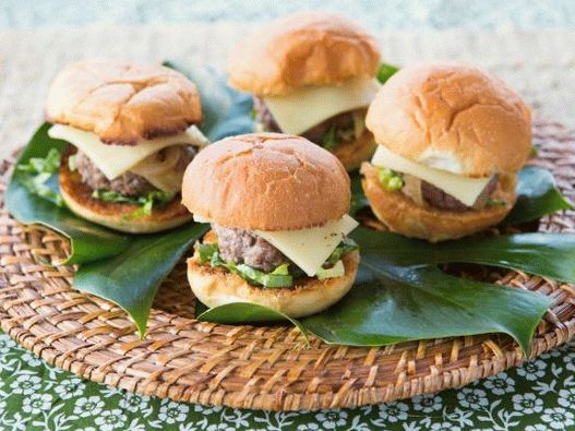 Burger foto cu slider cu o tăietură suculentă de vită