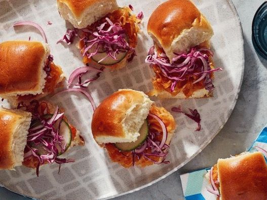 Burger foto cu slider cu spaghete de dovleac într-un sos de grătar