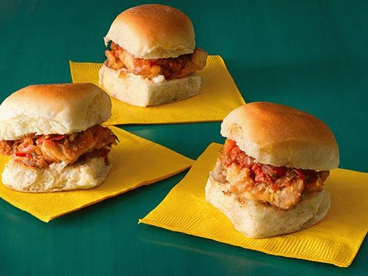 Sandwich-uri cu slider foto cu carne de pui și chutney de roșii