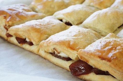 Foto cu produse de patiserie cu brânză și guava
