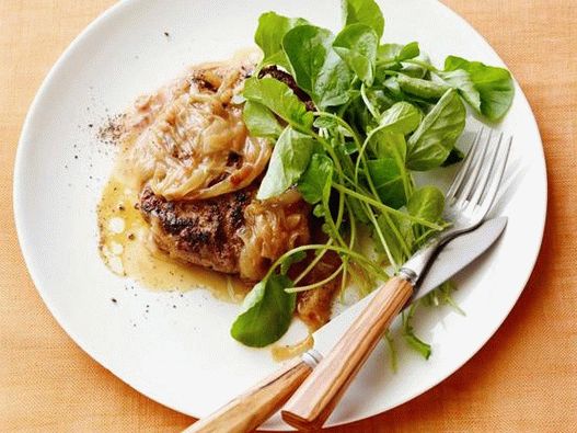 Foto Salisbury Steak cu ceapă franceză Gravy