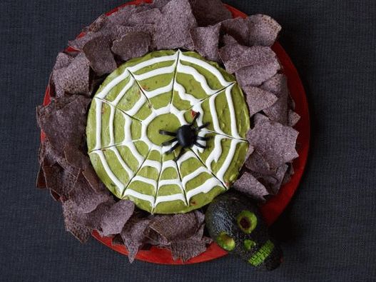 Fotografia sosului guacamole de Halloween cu pânză de păianjen