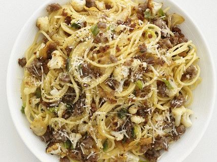 Foto cu Spaghete cu conopidă înăbușită și cârnați italieni