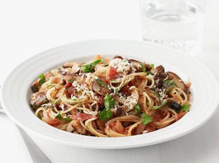 Foto cu Spaghete cu slănină, ciuperci și ierburi