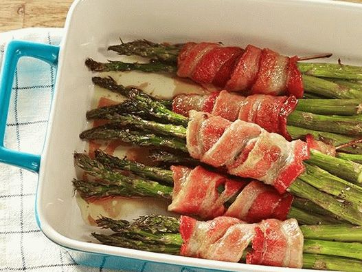 Foto Sparanghel învelit în slănină