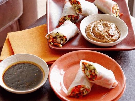 Rulouri foto de primăvară cu legume proaspete și două sosuri de baie