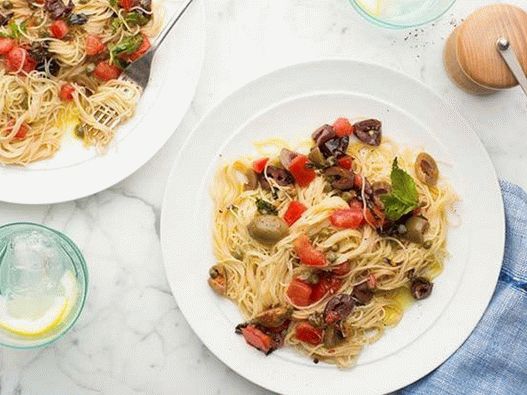 Foto paste mediteraneene de vară cu salsa crudă