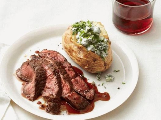 Photo Steak și cartofi umpluți cu brânză albastră