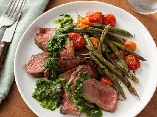 Photo Steak și fasole verde cu roșii la grătar și sos chimichurri