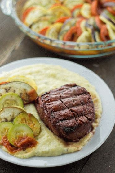 Foto Friptura de coadă de vită cu farfurie laterală de polenta cu brânză albastră