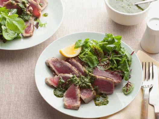 Fotografia cu friptura de ton la grătar cu pesto