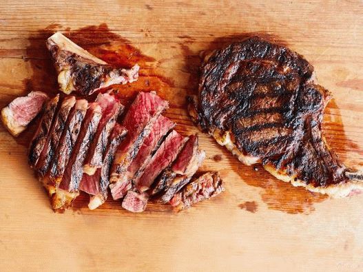 Foto Ribeye Steak marinat în usturoi, chili și oregano