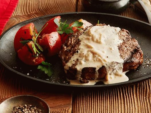 Friptura cu ochi de fotografie cu ceapă și sos de brânză albastră