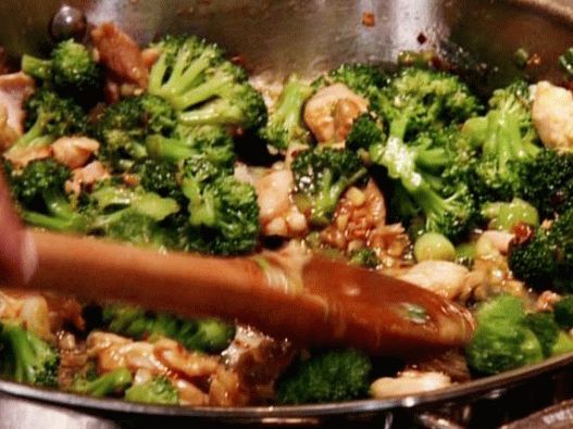 Foto Se amestecă puiul și broccoli cu sos dulce