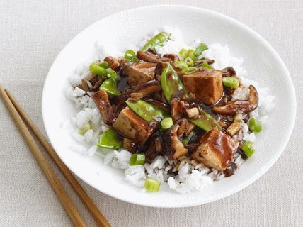 Fotografia unei prajeli cu ciuperci shiitake, mazare si tofu