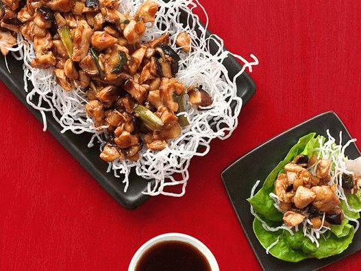 Photo Steer-prăjit cu pui, legume, taitei de sticlă și salată