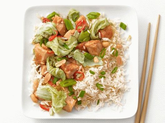 Fotografia unei prăjituri cu pui și alune