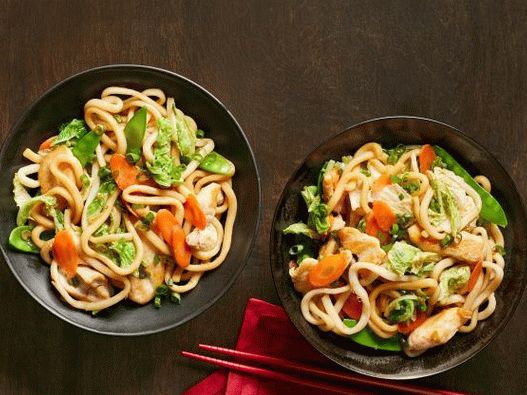 Fotografie cu friptură cu tăiței udon, pui și legume