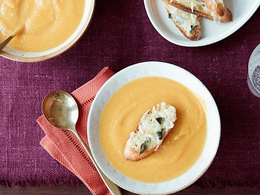 Foto piure de supă de dovleac Muscat cu crostini și brânză de fântână