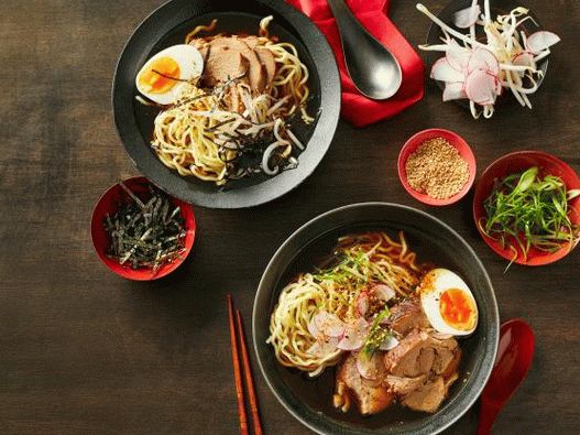 Supa foto Ramen cu carne de porc fiarta