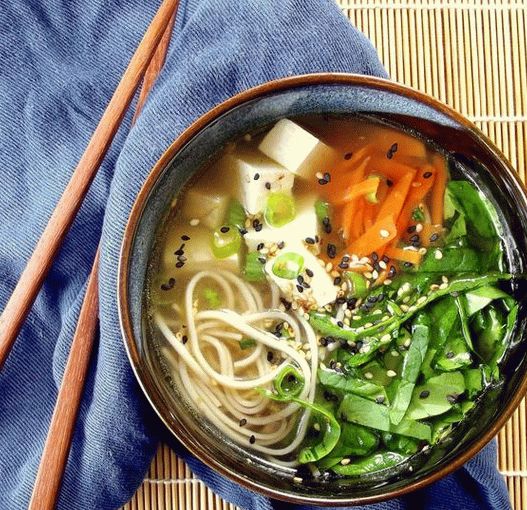 Supa foto cu spanac, tofu și taitei soba