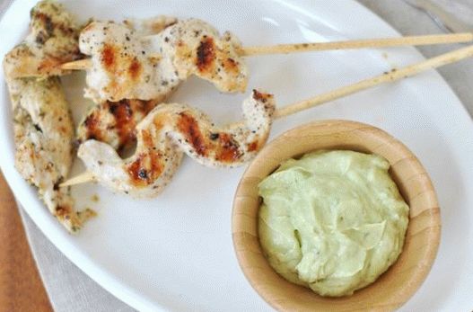 Fotografie de pui Souvlaki cu sos de iaurt
