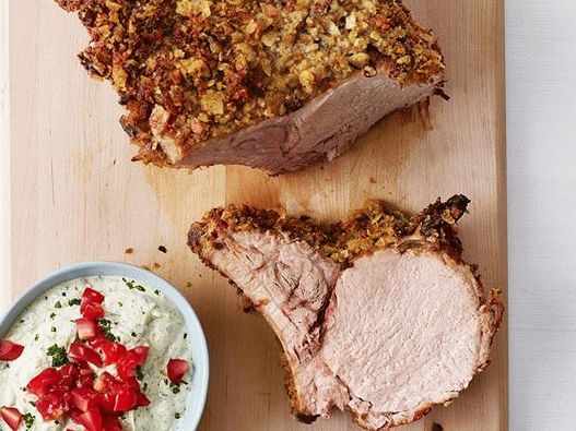 Lână de porc foto pe os cu crustă de cartof și pesto