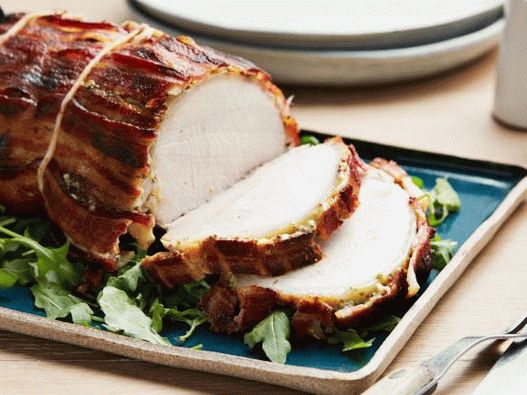 Fotografie cu lăutul de porc în glazură de muștar învelit în slănină