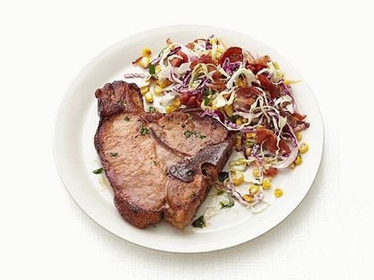 Salată de carne de porc și salată de varză cu slănină și porumb